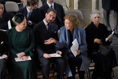 Mientras los Reyes y don Juan Carlos se han sentado en tercera fila durante la misa, la reina Sofía, hermana de Constantino de Grecia, se ha sentado en la primera fila. Lo ha hecho entre su hermana, Irene de Grecia, y su sobrino, el príncipe Felipe de Grecia.