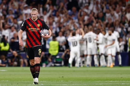 Erling Haaland del Manchester City lamenta el gol marcado por Vinicius Junior  durante el partido de Semifinales de la UEFA Champions League, jugado entre el Real Madrid y el Manchester City en el estadio Santiago Bernabeu