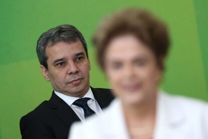 Cesar Lima e Silva ao fundo, atrás de Dilma em sua posse.