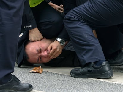 La policía detienía a un hombre durante una protesta en Shaghái el 27 de noviembre.