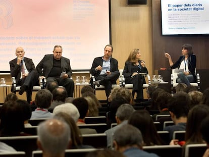 Desde la izquierda: Lluís Bassets, director adjunto de EL PAÍS; Màrius Carol, director de La Vanguardia; Jordi Grau, director adjunto de El Punt Avui; Enric Hernández, director de El Periódico; Esther Vera, directora del Diari ARA.