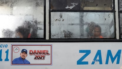 Propaganda política dopresidente da Nicarágua, Daniel Ortega, em um ônibus em Manágua.