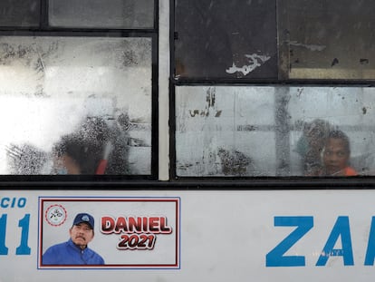 Propaganda política del presidente de Nicaragua, Daniel Ortega, en un autobús de transporte público en Managua, Nicaragua.