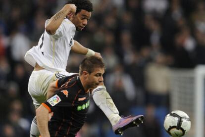 Marcelo despeja una pelota que pretendía alcanzar Joaquín