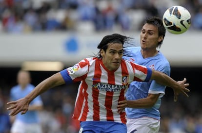 Falcao protege el balón ante Jonatan Vila