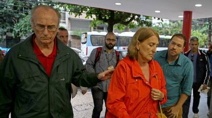 El hermano y la cuñada de la turista tiroteada en Brasil María Esperanza Jiménez Ruiz, de 67 años, llegan al hospital Miguel Couto en Río de Janeiro (Brasil).
