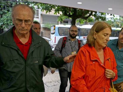 El hermano y la cuñada de la turista tiroteada en Brasil María Esperanza Jiménez Ruiz, de 67 años, llegan al hospital Miguel Couto en Río de Janeiro (Brasil).