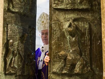 El arzobispo de Santiago abre la Puerta Santa.