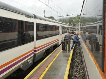 Viajeros subi&eacute;ndose al tren en Ourense 