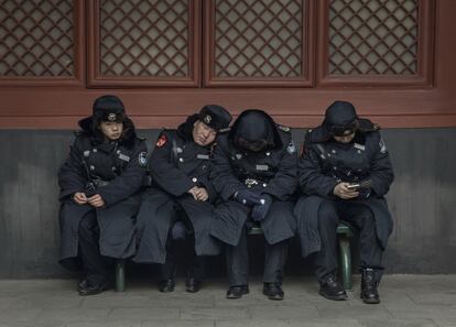 Cuatro agentes de seguridad toman un descanso en el primer día de las celebraciones del Año Nuevo Chino, en Pekín (China).