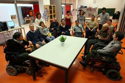 Un grupo de discapacitados, en la sede de Fekoor en Bilbao con varios monitores.