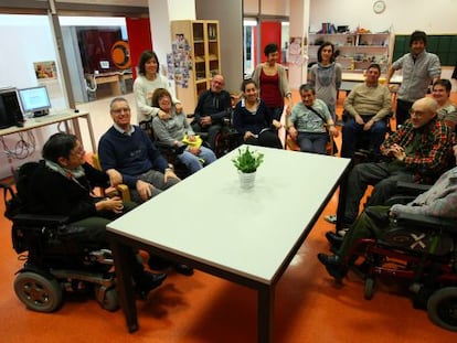 Un grupo de discapacitados, en la sede de Fekoor en Bilbao con varios monitores.