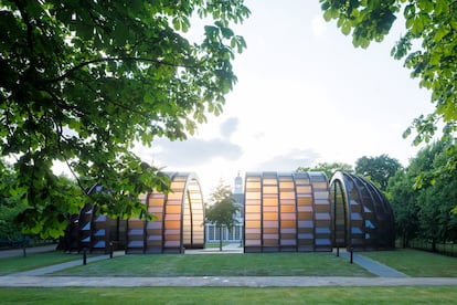 The pavilion forms a threshold surrounds a Gingko Biloba to launch a message of coexistence and permanence.