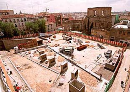 Una panorámica de la plaza de Agustín Lara en la que se aprecian los respiraderos y tragaluces del aparcamiento.