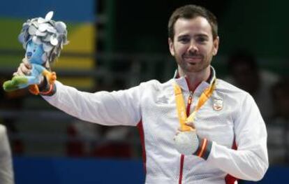 Álvaro Valera en el podio con la medalla de plata.