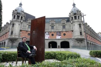 El exconsejero de Empleo Juan María Aburto posa en el exterior de La Alhóndiga de Bilbao.