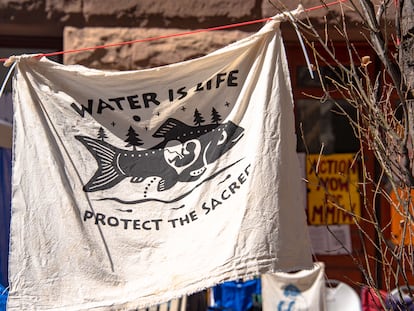 Una ocupación de población indígena en protesta de la falta de servicios sociales. En el cartel: "Agua es vida. Protege lo sagrado".