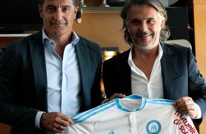Míchel posa con la camiseta del Olympique de Marsella.