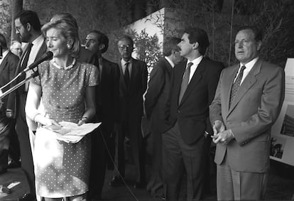 Esperanza Aguirre, interviene en un acto público en presencia del exalcalde  de Madrid José María Álvarez del Manzano (dcha.) y del expresidente del Gobierno, José María Aznar, el 29 de julio de 1993.