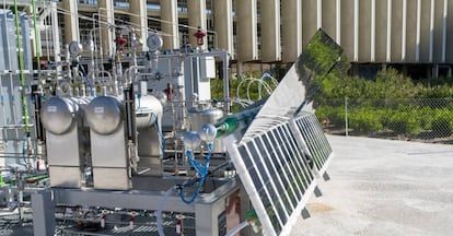 Imagen de la planta demo de fotoelectrocatálisis en la sede del Repsol Technology Lab.