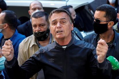 Presidente Jair Bolsonaro  conversa com jornalistas após receber alta médica, alguns dias depois de ter dado entrada no Hospital Vila Nova Star, em São Paulo (Brasil), com uma obstrução intestinal.