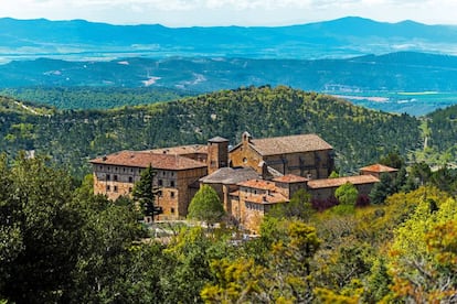 En 924, Abderramán III organizó una aceifa (o razia) contra Pamplona, y la monarquía y el obispado se refugiaron en el monasterio de San Salvador de Leyre, aislado, a medio camino entre el valle y los picos de la sierra de Errondo. De aquí nació la costumbre de elegir al obispo de Pamplona de entre los monjes de Leyre, y también el afianzamiento del monasterio como foco cultural y de espiritualidad, según destaca Cobreros. El conjunto religioso consagrado en 1057 atesora dos partes románicas de enorme importancia —la cabecera y la portada occidental— separadas por la gran nave gótica. Su estado de conservación es muy bueno.