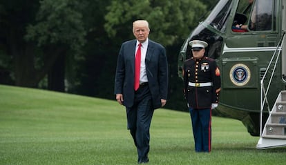 Donald Trump caminha para a Casa Branca nesta segunda-feira.