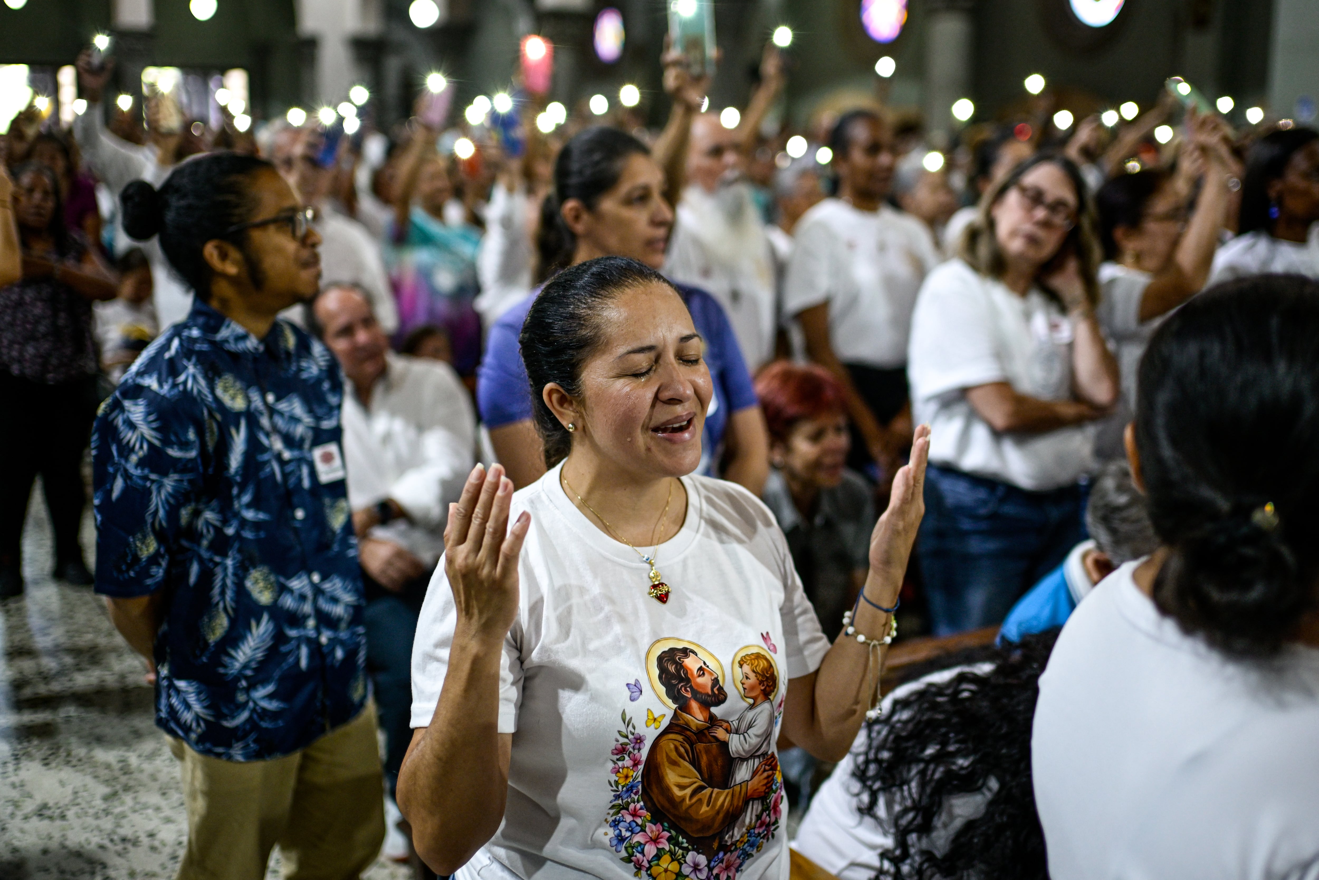 Una mujer llora durante una misa solemne en memoria de las víctimas del terremoto, en Caracas, Venezuela, el 24 de julio.