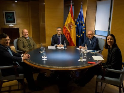 El ministro de Presidencia, Félix Bolaños, y el secretario de Estado de Relaciones con las Cortes, Rafael Simancas, reunidos con representantes de CERMI.
