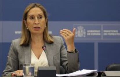 GRA165 MADRID,30&9/2014.La ministra de Fomento, Ana Pastor,durante la presentanción de los presupuestos del Ministerio de Fomento que contará con un presupuesto para inversiones directas de 9.570 millones el próximo año, el 6,6 % más que la cantidad asignada en los Presupuestos Generales del Estado para el ejercicio 2014, de los que 5.199 millones irán destinados a los ferrocarriles, el 54 % del total.Sin incluir las obligaciones de ejercicios anteriores reflejadas en los presupuestos del pasado año, la inversión se incrementa un 10,9 %, según ha anunciado hoy la ministra .Los recursos del grupo Fomento ascienden a 17.496 millones de euros.EFE/Ballesteros