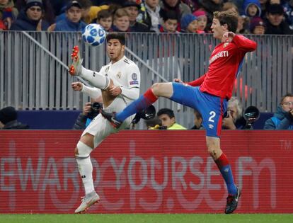 El futbolista del Real Madrid, Marco Asensio, intenta controlar el balón ante la presión de Mario Fernandes, del CSKA.