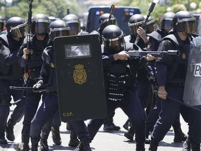 Un grupo de antidisturbios durante una actuación en la calle.