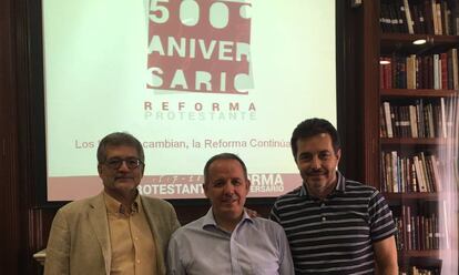 Pedro Tarquis (izquierda), Juan Carlos Escobar y Jorge Fern&aacute;ndez, presidente de la Federaci&oacute;n protestante