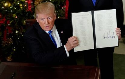 Trump exibe a decis&atilde;o em que os EUA reconhecem Jerusal&eacute;m como capital de Israel.