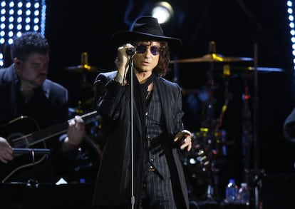 Enrique Bunbury sobre el escenario de la gala Latin Recording Academy de 2018, en homenaje a Maná, en Las Vegas.