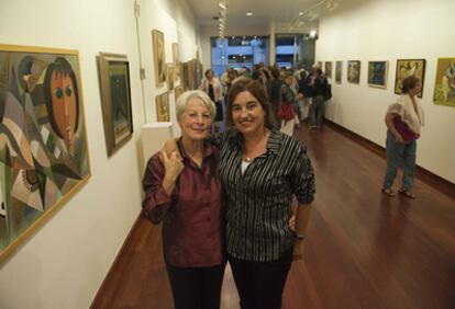 Adriana Der Kinderen (izquierda) y su hija, Karen Amaia, ayer en la inauguración de la muestra.