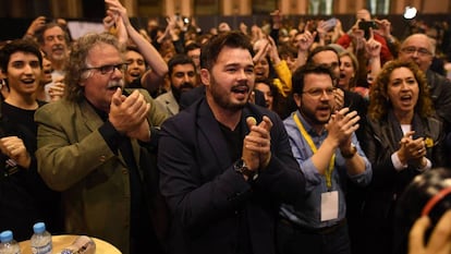 Miembros de ERC celebran los resultados de las elecciones del 28A en Barcelona. 