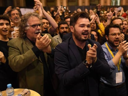 Desde la izquierda, Joan Tardá, Gabriel Rufián y Pere Aragonès celebran los resultados de las elecciones del 28-A en Barcelona.