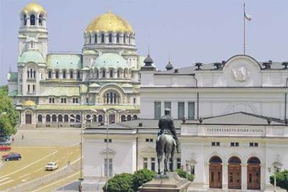 El Parlamento, de 1886 y proyectado por Constantin Yovanovic, y la catedral de Alexander Nevski (1882-1912), en Sofía.