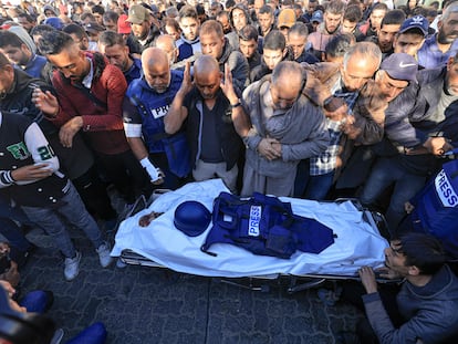 Cientos de personas despiden este viernes al cámara de Al Jazeera Samer Abu Daqa, que murió el viernes en un bombardeo israelí sobre Jan Yunis.