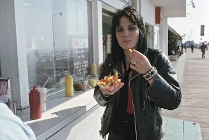 Joan Jett, vocalista de The Runaways, come patatas fritas bañadas en kétchup en 1977, demostrando que no hay alimento más transversal.