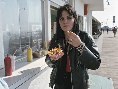 Joan Jett, vocalista de The Runaways, come patatas fritas bañadas en kétchup en 1977, demostrando que no hay alimento más transversal.