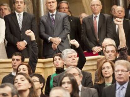 Diputados de la CUP cantan Els Segadors con el puño en alto. Detrás, Francesc Homs, portavoz del Gobierno catalan, Josep Antoni Duran Lleida y el expresidente del Parlament Joan Rigol.