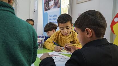Niños turcos y sirios asisten a un curso preescolar en la ciudad de Kilis financiado por la UE y UNICEF.