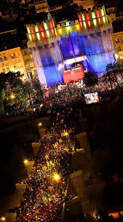 Las torres de Serranos, anoche, rodeadas de asistentes a la <i>Crida </i>de fallas.