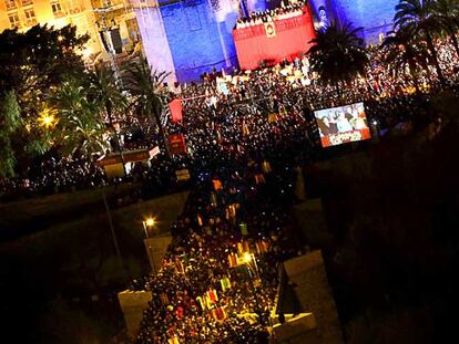 Las torres de Serranos, anoche, rodeadas de asistentes a la <i>Crida </i>de fallas.
