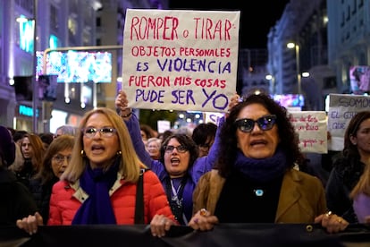 En Madrid, en el final de la manifestación, se ha recordado el asesinato de la joven iraní Mahsa Amini por llevar el velo mal colocado, que ha desatado una oleada de protestas en Irán. 