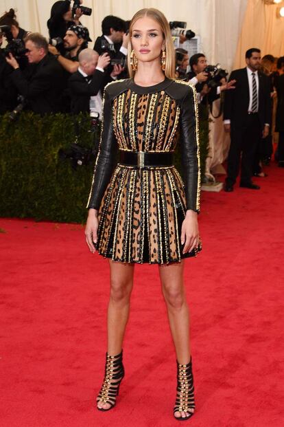 ¿Charles James? ¿Siluetas vintage? Rosie Huntington-Whiteley se puso en modo gladiadora y optó por este vestido de Balmain para acudir a la Met Gala 2014.