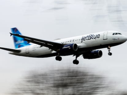 Un avión de JetBlue Airways aterriza en el aeropuerto de Laguardia en la ciudad de Nueva York, en una imagen de archivo.