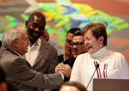 El ministro de Hacienda, Ricardo Bonilla, y la ministra del Trabajo, Gloria Inés Ramírez, se congratulan en la Cámara de Representantes, este viernes.